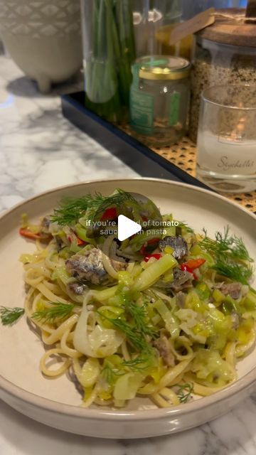 Amber Bastian on Instagram: "Sardine and leek linguine 🐟 

Serves 2
You will need…
* 2 x canned sardines (I use ones in olive oil), drained
* 2 medium sized leeks (or 1 large leek), sliced
* 1 tbsp capers
* 1 red chilli, deseeded and sliced
* 2 tbsp fresh dill
* 180g linguine/spaghetti (dry weight)

1. Cook your pasta according to the packet instructions.
2. Whilst the pasta is cooking, heat some olive oil in a pan, add the leeks and cook until soft.
3. Add the red chilli, sardines and capers.
4. Add the pasta and mix gently to break up the sardines into smaller pieces, but not too much so it doesn’t go mushy. Season well.
5. Serve with some fresh dill to garnish.

#nutritionbyamber #nourishwithamber #pastarecipes #healthyrecipes #highproteinrecipes" Linguine Spaghetti, Thai Salad Dressings, Sardine Pasta, Canned Sardines, Sardine Recipes, Thai Salads, Spicy Chili, Fresh Dill, Salad Dressing Recipes