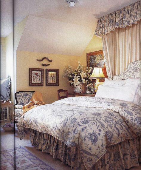 Yellow French Country Bedroom, Yellow Victorian Bedroom, Soft Yellow Bedroom, Yellow Bedrooms, Elegant Bedrooms, Country Bedroom Furniture, Vibeke Design, French Country Bedrooms, Blue White Decor