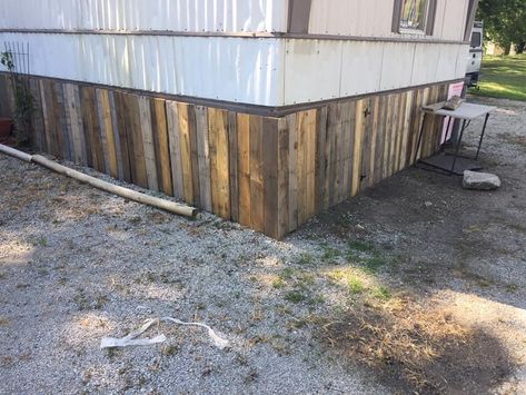 Trailer Paneling Makeover, Home Underpinning Ideas, Mobile Home Skirting Ideas Cheap Diy, Pallet Siding, Pallet Underpinning, Skirting Ideas For Mobile Homes, Pallet Skirting For Mobile Homes, Trailer Skirting Ideas, Wood Skirting For Mobile Home