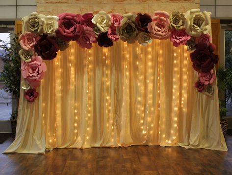 Paper Flower Arch for Weddings or Quinceaneras. Quinceañera Backdrop, Quince Backdrop, Quince Centerpiece, Paper Flower Arch, Quince Decorations Ideas, Sweet 15 Party Ideas Quinceanera, Sweet 15 Party Ideas, Flower Backdrop Wedding, Quince Decorations