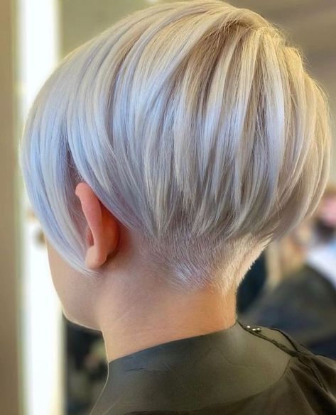 Short White Hair, Longer Pixie Haircut, Pixie Cut With Bangs, Vlasové Trendy, Short Hair Undercut, Blonde Pixie Cuts, Short Pixie Haircuts, 짧은 머리, Short Hairstyle