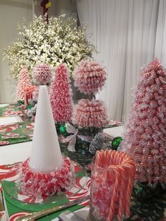 Holiday Table Inspiration, Winter Table Decorations, Cane Decorations, Candy Trees, Candy Cane Decorations, Fete Saint Patrick, Christmas Trees For Kids, Peppermint Christmas, Candy Crafts