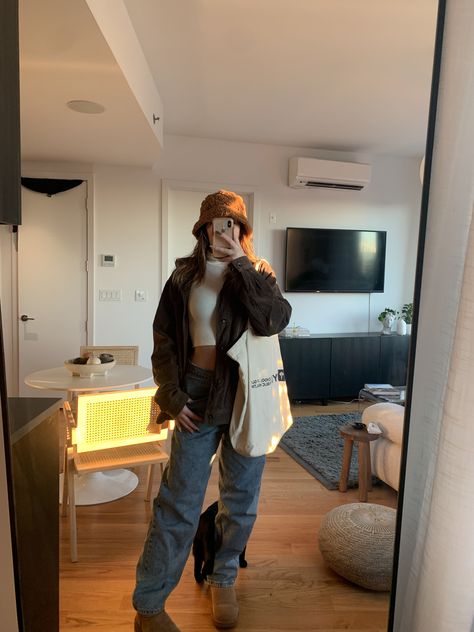 oversized low rise jeans, mini uggs, flannel, white turtle neck, teddy bear bucket hat, nyu tote bag Teddy Bucket Hat Outfit, Teddy Bear Bucket Hat, Bear Bucket Hat, Mini Uggs, White Turtle Neck, Bucket Hat Outfit, Hat Outfit, Ugg Mini, Fall Fits