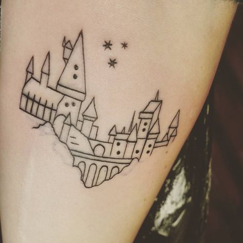 Hogwarts Castle Tattoo, Hogwarts Tattoo, Ohana Tattoo, Science Tattoos, Hp Tattoo, Castle Tattoo, Bookish Tattoos, Literary Tattoos, Harry Potter Tattoos