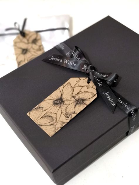 Recycled Gift Black Box, printed ribbon and illustrated Kraft gift tag. Black Box With Ribbon, Ribbon Box Packaging, Scarf Gift Box Ideas, Macrame Packaging, Gift Wrapping Black, Relax Candle, Kraft Box Packaging, Client Gift Box, Black Kraft Paper