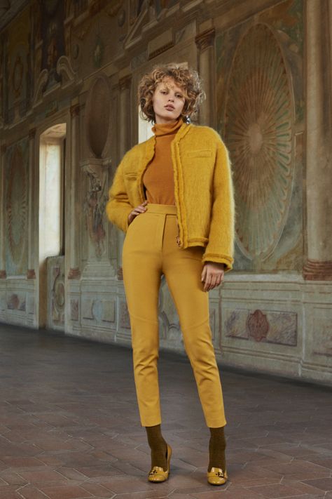 April Decor, Monochromatic Fashion, Monochromatic Outfit, Yellow Pants, Monochrome Outfit, Monochrome Fashion, Trends 2023, Vogue Japan, Easter Design