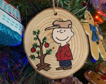 Peanuts Christmas Ornaments Diy, Charlie Brown Ornaments Diy, Snoopy Ornaments Diy Peanuts Christmas, Charlie Brown Christmas Ornaments, Charlie Brown Ornaments, Hand Painted Christmas Ornaments Disney, Peanuts Characters Ornaments On A Chistmas Tree, Native Beading, Wooden Slices