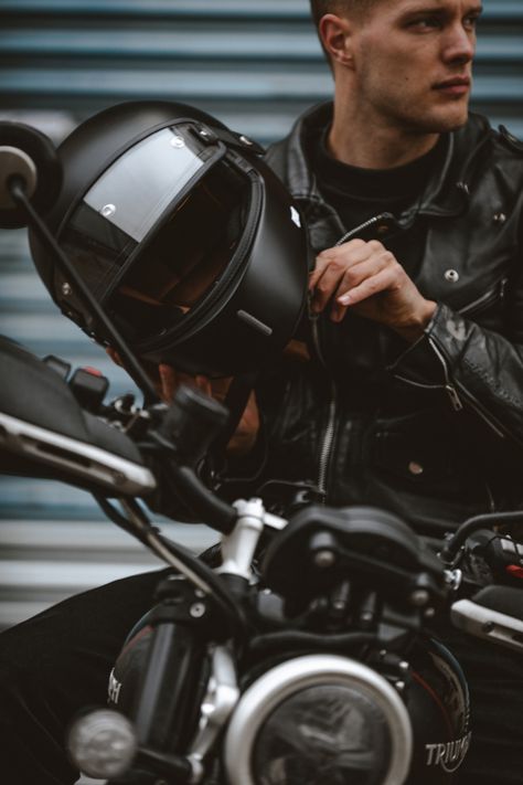 Biker Photoshoot Men, Motorcycle Photography Male, Motorcycle Photo Shoot, Classic Helmet, Motorbike Photos, Biker Photos, Biker Photography, Motorcycle Events, Мотоциклы Cafe Racers