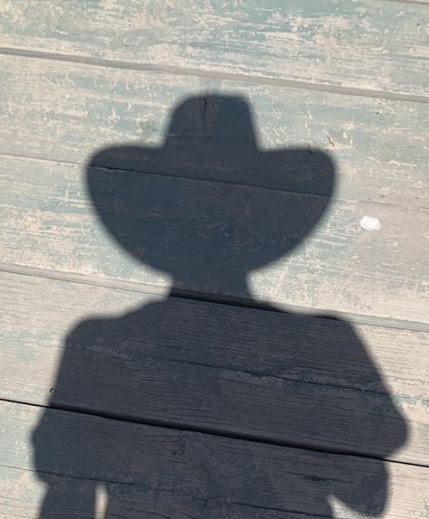 shadow of a comboy photo. cool. hat shadow. cowboy aesthetic Faceless Cowboy Aesthetic, Cowboy Hat Aesthetic Men, Black Cowboy Hat Aesthetic, Harengon Artificer, Black Cowboy Aesthetic, Chemical Overreaction, Modern Cowboy Aesthetic, Country Boy Aesthetic, Solace Aesthetic