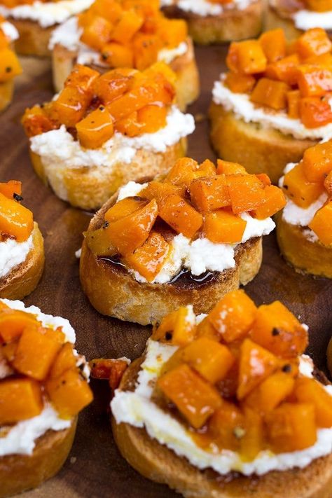 20 Pinterest Worthy Thanksgiving Appetizers #thanksgiving #appetizer Best Thanksgiving Appetizers, Ricotta Crostini, Goat Cheese Crostini, Thanksgiving Appetizers Easy, Crostini Appetizers, Crostini Recipes, Fall Appetizers, Roasted Squash, Appetizer Bites