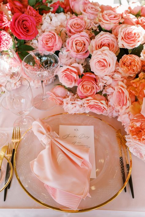 Glam Tablescape, White And Gold Wedding Themes, White Wedding Table Setting, Wedding Plate Setting, Wedding Table Details, Pink Table Settings, Pink Wedding Receptions, Table Setting Wedding, Pastel Pink Weddings