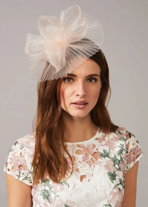 Crinoline Hats, Wedding Guest Hair Accessories, Wedding Guest Hair, Hair Accessories For Wedding, Fascinator Hats Outfit, Boho Wedding Guest, Fascinator Hats Wedding, Accessories For Wedding, Guest Hair