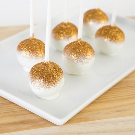 Don't forget the glittered cake pops for your Ultimate New Year’s Eve Party! Nye Party Food, Nye Desserts, Glitter Cake Pops, New Year's Desserts, New Year's Food, Artisan Food, Nye Party, Glitter Cake, Food Info