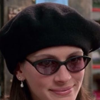 Spoiledflick on Instagram: "The “It GIRL” look for fall: Julia Roberts as Anna Scott in Notting Hill. The outfit is composed with a gorgeous Chanel beret, a fabulous leather jacket, a basic white top, sunglasses, and silver accessories. This look is absolutely TIMELESS. If she wore this today, everyone would’ve said “SLAY.” I’m obsessed 🍂💕✨ — Movie: Notting Hill (1999)" Julia Roberts Leather Jacket, Chanel Beret, Anna Scott, Top Sunglasses, Julia Roberts, Notting Hill, The Outfit, Silver Accessories, White Top