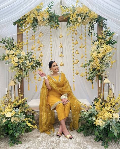 Mehndi Function Backdrop, Haldi Decor Inspiration, Mendhi Decor Diy, Backyard Haldi Ceremony, Mehndi Flower Decoration, Fun Mehendi Decor, Non Yellow Haldi Outfit For Bride, Punjabi Haldi Ceremony Decorations, Haldi Backdrop At Home For Bride