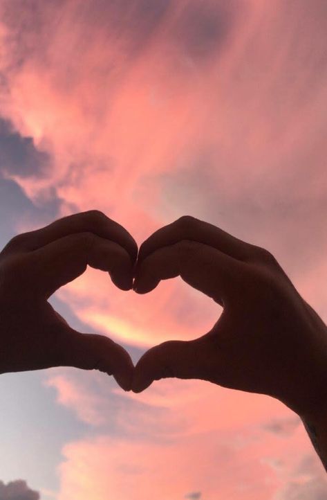 Hand Heart Aesthetic, Heart Hands Aesthetic, Hand Hearts, Heart Hand Sign, Heart Sunset, Heart Shadow, Hand Shadows, Glittery Wallpaper, Dark Landscape