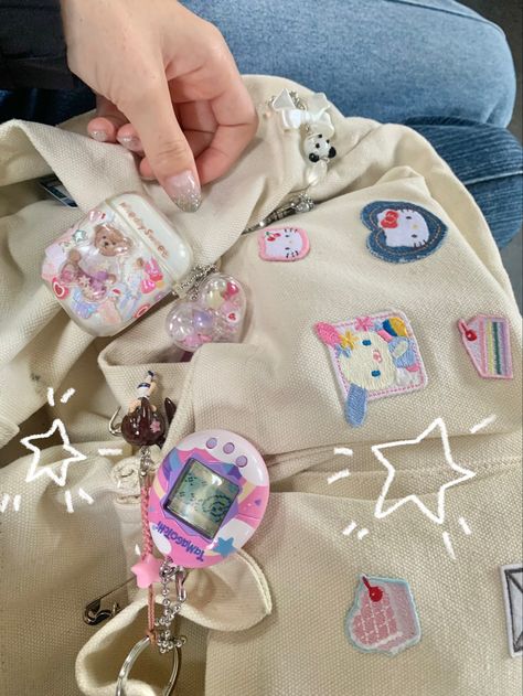 Keychains Sanrio, Mochila Kpop, Tote Bag Accessories, Whats Next, Pretty School Supplies, Aesthetic Backpack, Inside My Bag, Produk Apple, Bag Pins