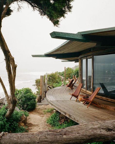 A nice example of Organic Modernism with Sandcastle, a beach house located in Malibu, California and designed by architect - and avid… | Instagram Modern Ocean House, Malibu Design, Villa Ideas, Old Telephone, Malibu House, Organic Modernism, Beachfront Villa, Straw Bale House, High School Photos