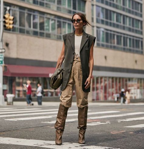 Loulou De Saison - Chloé в Instagram: «When I was ready for safari in NYC Ph: @thestylestalkercom» Street Style Stockholm, Elegantes Outfit Damen, Tennis Outfits, Fashion Week Spring 2020, New York Street Style, New Street Style, Street Style Shoes, Berlin Fashion, Street Style Trends