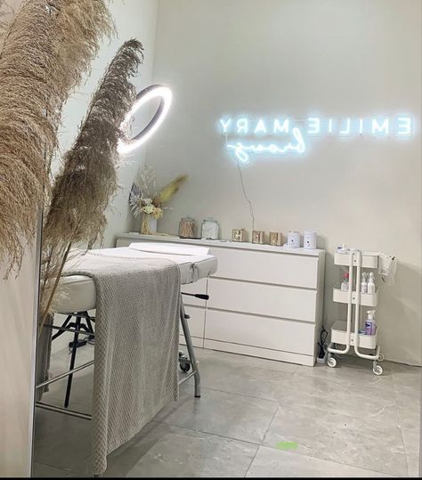 Salon Room Ideas, Spa Room Ideas, Lash Room Ideas, Waxing Room, Tech Room, Lash Room Decor, Home Beauty Salon, Beauty Room Salon, Esthetician Room Decor