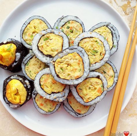 Egg Kimbap Egg Kimbap, Asian Things, Korean Recipes, Foreign Food, Avocado Egg, Korean Food, Food Lover, Zucchini, Avocado