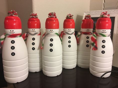 Coffee creamer snowman Plastic Creamer Bottle Crafts, Creamer Bottle Crafts Christmas, Snowman Coffee Creamer Bottles, Coffee Creamer Snowman Craft, Planters Peanut Jar Crafts, Coffee Creamer Snowman, Creamer Bottles Crafts, Recycled Creamer Bottles, Snowman Made From Coffee Creamer Bottles