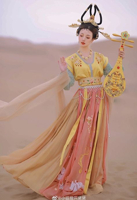 What exactly does Dunhuang style mean? - my hanfu favorites Dunhuang, Hanfu Dress, Chinese Clothing, Traditional Fashion, Long Scarf, Character Outfits, School Fashion, Celebrity Dresses, Asian Fashion