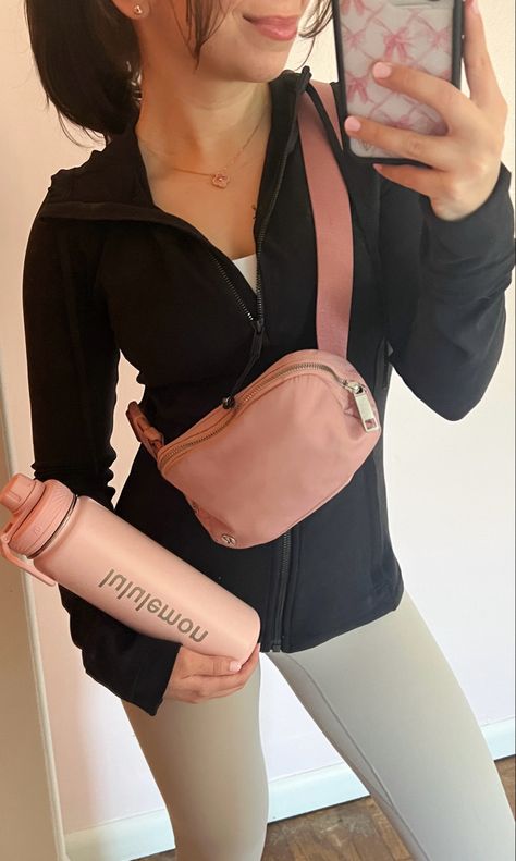 Pink Lululemon Belt Bag Outfit, Pink Belt Bag Outfit, Strawberry Milkshake Lululemon, Lululemon Belt Bag Outfit, Girly Workout, Pink Bags Outfit, Outfit Inspo Girly, Lululemon Aesthetic, Gym Outfit Inspo