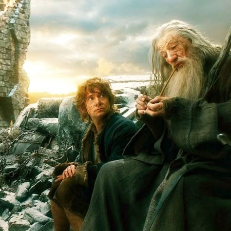 The Hobbit: the Battle of the Five Armies - Bilbo and Gandalf after the battle #MartinFreeman #SirIanMcKellen The Battle Of The Five Armies, Gandalf And Bilbo, Gandalf Hobbit, Lotr Gandalf, Vision Journal, Hobbit Bilbo, Battle Of The Five Armies, Sir Ian Mckellen, Gandalf