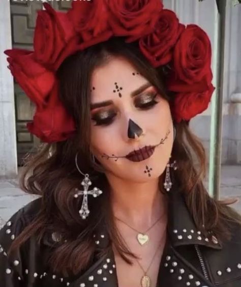 Mexican Halloween Costume, Mexican Halloween, Sugar Skull Costume, Rhinestone Makeup, Creepy Halloween Makeup, Halloween Makeup Diy, Halloween Coustumes, Halloween Makeup Pretty, Halloween Tutorial