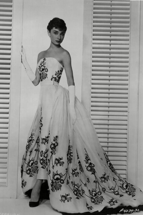 Audrey Hepburn’s Iconic Style Through the Years [PHOTOS] – Footwear News Aubrey Hepburn, Audrey Hepburn Style, Hepburn Style, Old Hollywood Glam, Old Dresses, Iconic Dresses, Norma Jeane, Hollywood Glam, Glam Dresses