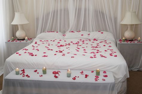 Romantic Bedroom with Candles and Rose Petals Valentine Bedroom Decor, बेडरूम डिजाइन, Valentines Bedroom, Romantic Bedroom Design, Decorate House, Romantic Room Decoration, Honeymoon Night, Ideas Habitaciones, Wedding Bedroom