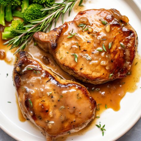 Experience the heartwarming embrace of Southern Smothered Pork Chops! Tender bone-in chops, seasoned to perfection and bathed in a velvety onion-thyme gravy. This classic comfort dish brings Southern flavors to your table. Gather your loved ones and savor the taste of tradition. Get the full recipe now and dive into Southern culinary delight! Smothered Pork Chops In Oven, Southern Smothered Pork Chops, Pork Chops Tender, Oven Pork Chops, Thick Cut Pork Chops, Smothered Pork Chops Recipe, Bone In Pork Chops, Pork Chops And Gravy, Smothered Pork