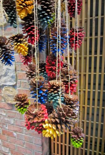 Pommes de pins peintes Pinecone Chandelier, Kunst For Barn, Forest School Activities, Nature Family, Seni 2d, Deco Nature, Pine Cone Decorations, Cones Crafts, Tablet Weaving