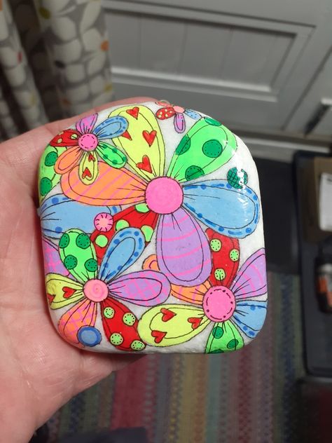 Brightly coloured flowers painted on a rock. Neon Painted Rocks, Neon Rock Painting, Rich Garden, Flower Rocks, Neon Paint, Rock Flowers, Neon Painting, Watercolor Fish, Garden Crafts Diy