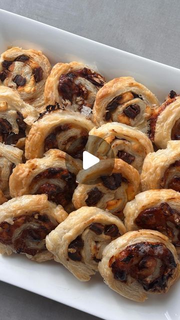 Tammy Israel | Salads & Sweets on Instagram: "Appetizer heaven 🙌🏻💫✨ . . . You know those recipes that take 5 min but look and taste totally gourmet?  This is one of those….  Hope you enjoy them as much as we did!   Puff pastry pinwheels 2 ways  @saladsnsweets   2 sheets puff pastry, each approximately 9x13”  3/4 cup apricot jam  1/2 a 7oz wheel of Camembert or Brie cheese, chopped  1 cup toasted pecans, roughly chopped  7-8 medjool dates, chopped  7oz log of Goat cheese  Honey to drizzle  Thyme leaves to garnish, if desired.   Spread a layer of apricot jam on one sheet of puff pastry.  Top with chopped Camembert and toasted pecans.  Roll up tightly.  Slice and place in a parchment lined baking sheet pan.  On second puff pastry sheet, sprinkle chopped medjool dates and goat cheese.  Roll Dates And Goat Cheese, Goat Cheese Roll, Goat Cheese Honey, Pastry Pinwheels, Puff Pastry Pinwheels, Cheese Roll, Date Recipes, Brie Cheese, Mirror Ideas