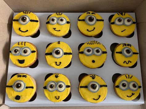 Minion Cookie Cake, Minion Birthday Party Cake, Animals Cupcakes, Minions Cupcakes, Minion Cupcake, Minion Cookies, Kids Birthday Cupcakes, Easy Cupcakes Decoration, Character Cupcakes