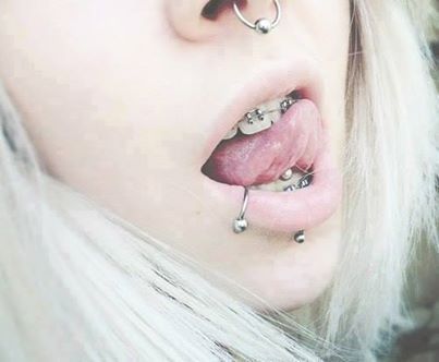 <3 this is really pretty... but me having  braces can only think about getting the tongue ring and lip rings caught in the wires O.O Labret Vertical, Scene Girl, Labret Jewelry, Smiley Piercing, Cool Piercings, Facial Piercings, Types Of Piercings, Tongue Piercing, Tongue Rings