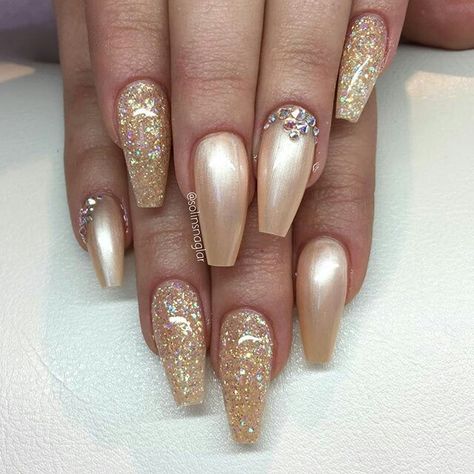 "Cream" med  glitter👌 Champagne Nails, Prom Nails Silver, Peach Nails, Christmas Nail Art Designs, Nails Prom, Glass Nails, Color Champagne, Prom Nails, Nail Polishes