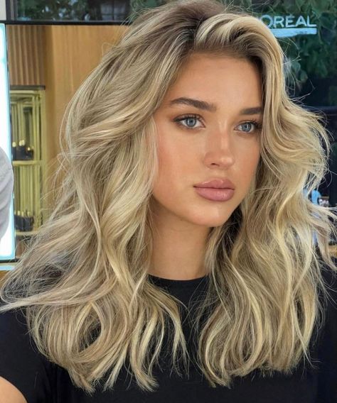 Blonde Blow Dry, Blonde Highlights Olive Skin, Coconut Cream Blonde Hair, Natural Blonde Hair Inspiration, Light Beige Blonde Hair, Blonde Side Part, Soft Blonde Hair, Warm Blonde Hair, Blonde Hair Goals