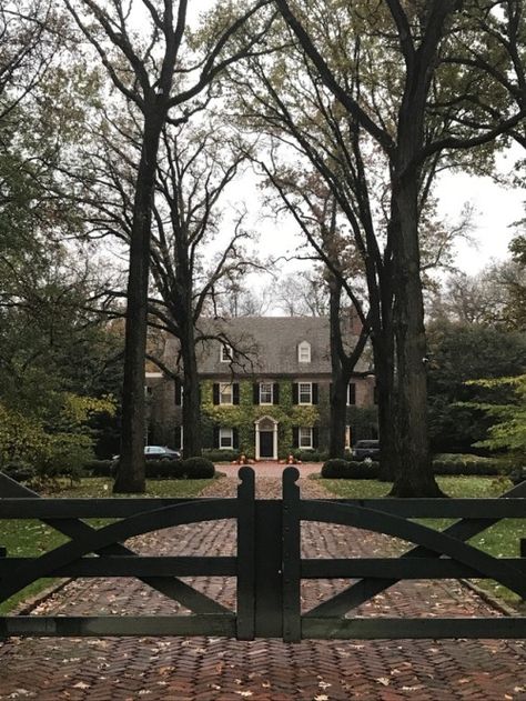 Grand Farmhouse, Classic Home Exterior, Dream House Country, Seaside Homes, Future Farmhouse, Brick Driveway, Storybook Homes, Amazing Houses, House Country