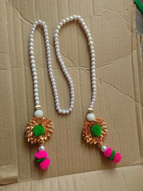 mehendi gifts Welcome Mala For Barati, Hanging Door Beads, Indian Wedding Gifts, Flower Jewelry Designs, Thali Decoration Ideas, Door Beads, Birthday Room Decorations, Wedding Gift Pack, Diy Diwali Decorations