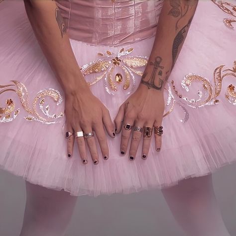 ✼*｡❃♡ harry styles pink tutu w tattoos and rings photoshoot ✼*｡❃♡ Rare Harry Styles, Harry Styles Ballerina, Harry Styles Hands, Harry Styles Icons, Harry Styles Aesthetic, Harry Styles Wallpaper, Harry Styles Pictures, Harry Styles Photos, Louis And Harry