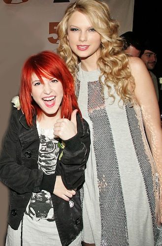 Taylor Swift and Hayley Williams Taylor Swift Hayley Williams, Taylor Swift And Hayley Williams, Hayley Williams Haircut, Paramore Hayley, Young Taylor Swift, Taylor Pics, Haley Williams, Unholy Trinity, Hayley Paramore