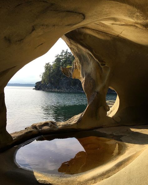 This Hidden Sea Cave In BC Is The Perfect Place To Take Your GF This Summer - Narcity Beach Cave, Creature Illustration, Cave Photos, Sea Cave, Cave In, Rock Pools, Beach Aesthetic, Nature Aesthetic, Mythical Creatures