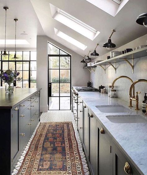 Kitchen With Skylights, Kitchen Rugs Sink, Best Kitchen Designs, Classic Kitchen, Kitchen Extension, Kitchen Trends, Bespoke Kitchens, Luxury Kitchens, Design Jobs