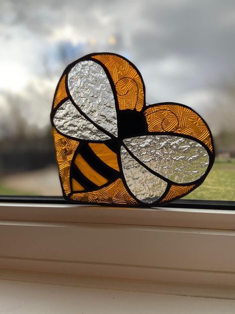 Bee Stained Glass Patterns, Stained Glass Bees, Easy Stained Glass Ideas, Spring Stained Glass Ideas, Bee Stained Glass Pattern, Stained Glass Patterns Templates, Beginner Stained Glass Projects, Stained Glass Diy Tutorials, Stained Glass Animals