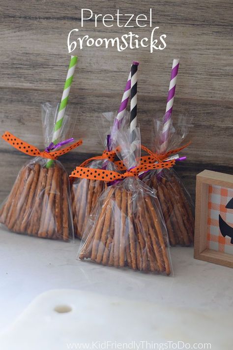 These easy-to-make Pretzel Broomstick Halloween Treats are such a fun idea for Halloween. A fun party treat and craft all in one. www.kidfriendlythingstodo.com Halloween Class Treats, Halloween Classroom Treats, Halloween Pretzels, Halloween Snacks For Kids, Halloween School Treats, Halloween Party Treats, Halloween Class Party, Idea For Halloween, Halloween Treats For Kids