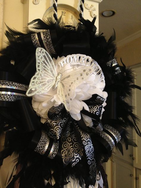 love the black and white #homecomingmums.com Black And White Mums Homecoming, Black Mums Homecoming, Mum Photos, Hoco Mums, Mum Ideas, White Mums, Homecoming Mums Diy, Homecoming Mums, Football Season