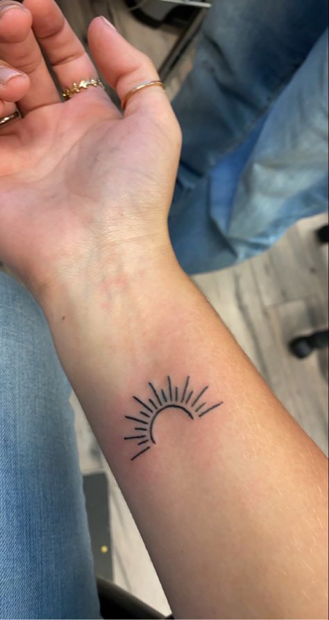 Sunrise Wrist Tattoo, Cover Me In Sunshine Tattoo, Sun Crown Tattoo, Something In The Orange Tattoo, Half Sun Tattoo Simple, Sunrise Tattoo Simple, Tattoo Pols, Half Sun Tattoo, Rising Sun Tattoos